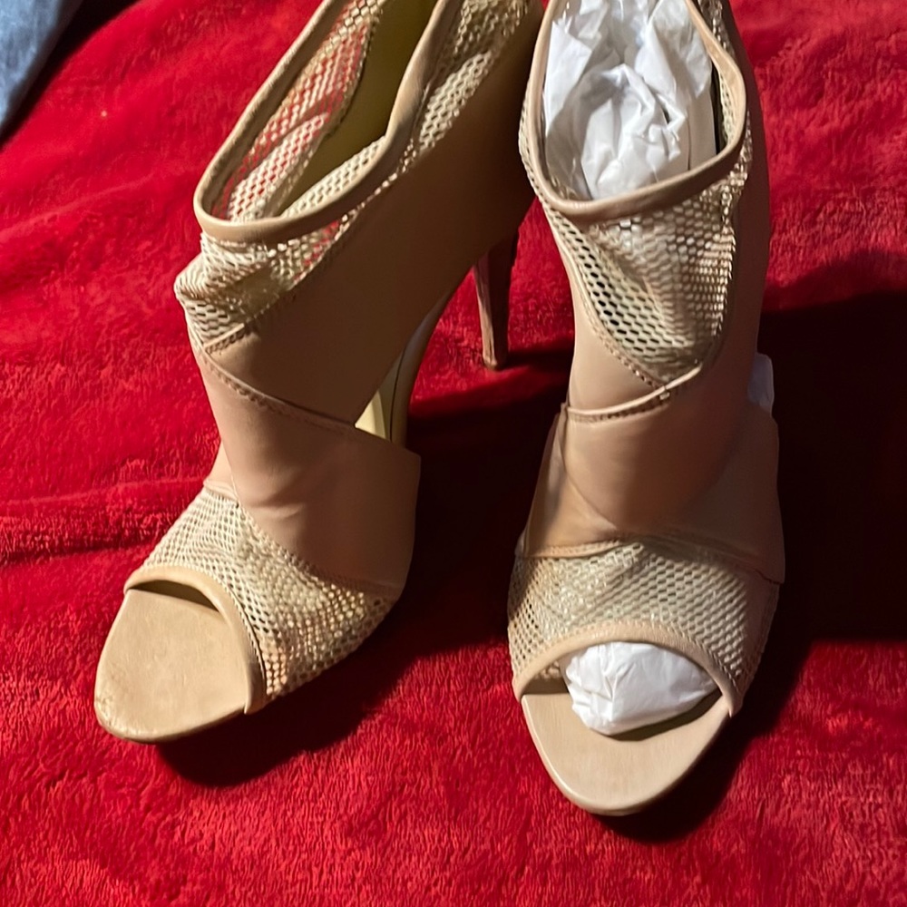 Never worn, Loeffler Randal heel